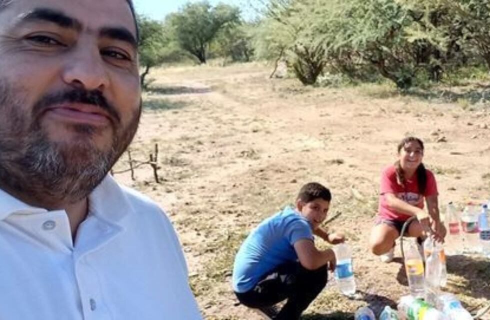 Un docente de La Rioja tiene que recorrer 6 kilómetros para conseguir agua potable porque en la escuela no tienen