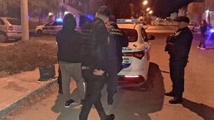 El vecino le cortó los dedos al asaltante usando un machete.