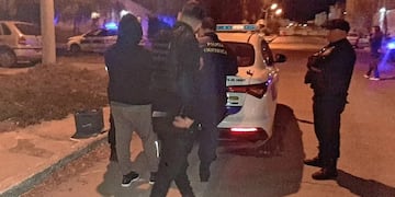 El vecino le cortó los dedos al asaltante usando un machete.