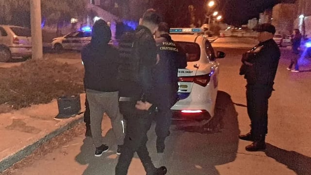 El vecino le cortó los dedos al asaltante usando un machete.