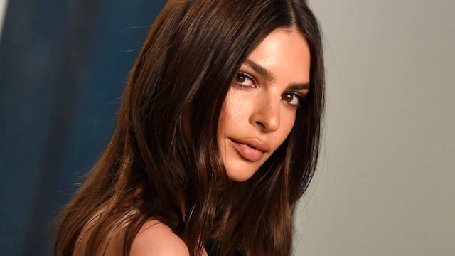Emily Ratajkowski, mojada y bajo la ducha, encandiló al modelar una microbikini roja