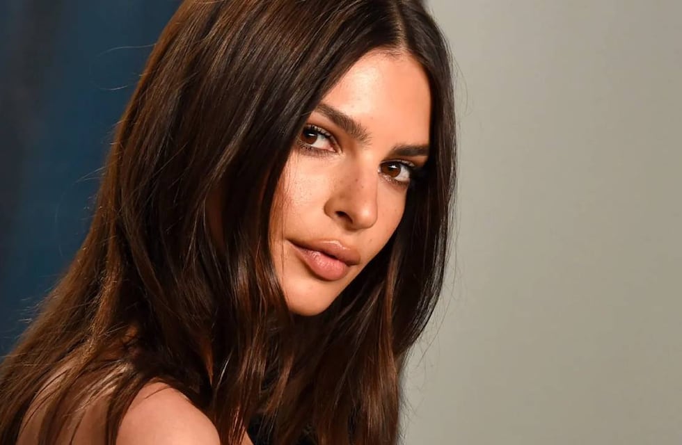 Emily Ratajkowski, mojada y bajo la ducha, encandiló al modelar una microbikini roja