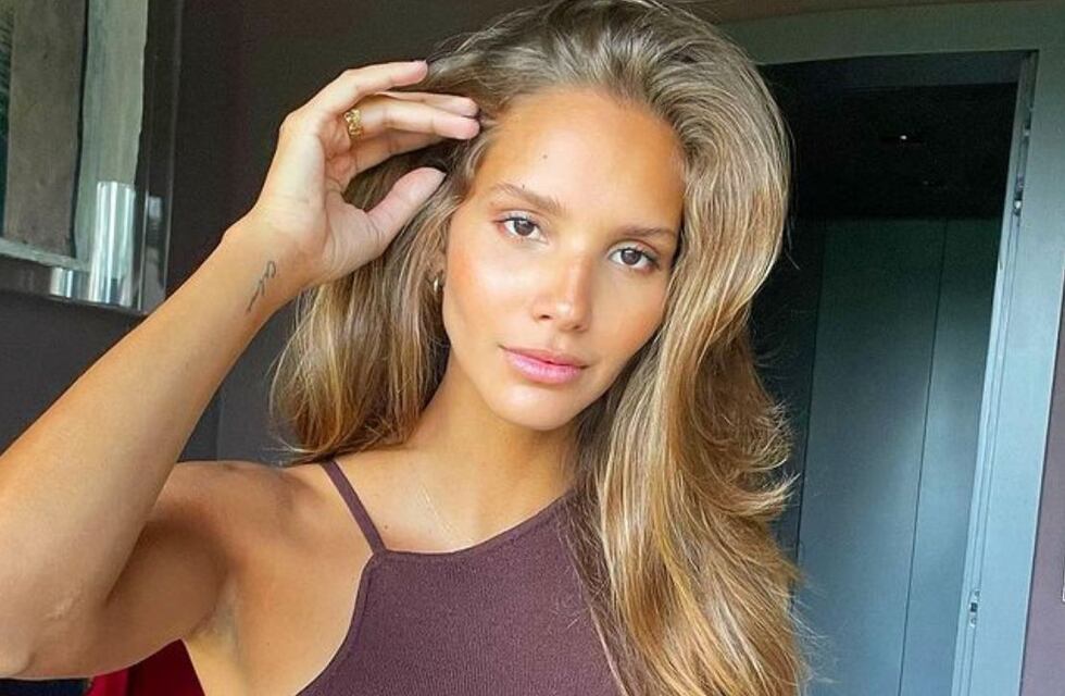 Alejandra Efímer, la modelo que se besó con Lali, posó sin ropa y rozó la censura en un video