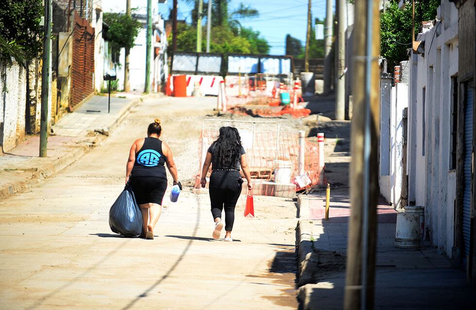 Un cráter de cuatro metros en la ciudad de Córdoba preocupa a Villa Páez desde hace una semana