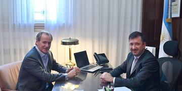 El senador Edgardo Kueider (derecha) junto al ex gobernador entrerriano Gustavo Bordet (izquierda)
