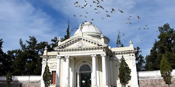 El Cementerio El Salvador estará abierto de 7:00 a 19:00 este martes. La celebración de la Santa Misa por los fieles difuntos está programada para las 8:00, 10:00, 16:00 y 18:00.
