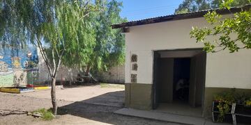 Una escuela del barrio La Favorita necesita bancos y pizarrones  para dictar clases y comenzaron a recibir ayuda. Foto: Gentileza.
