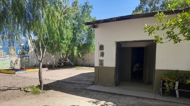 Una escuela del barrio La Favorita necesita bancos y pizarrones  para dictar clases y comenzaron a recibir ayuda. Foto: Gentileza.