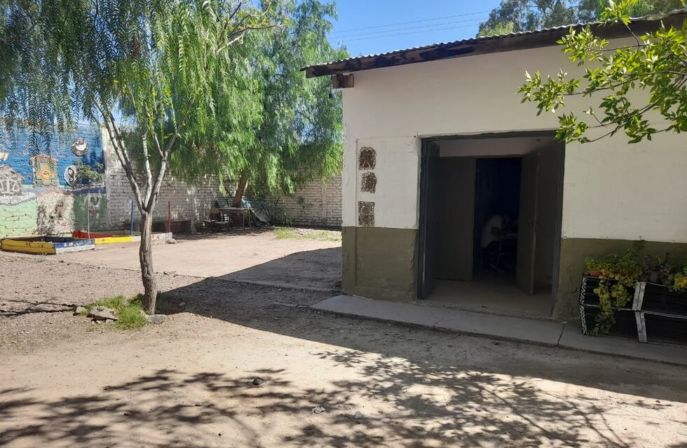 Solidaridad sin límites: una escuela de La Favorita necesitaba ayuda y recibió 25 bancos de otra escuela