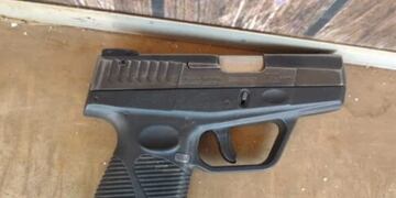 Posadas: hallan un arma de fuego e investigan su procedencia.