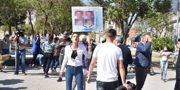 Protesta de padres de los chicos que tenían como docente a un presunto abusador. (Uno de Santa Fe)