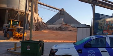 Derrumbe en la empresa Bunge: un operario sigue atrapado (Twitter).