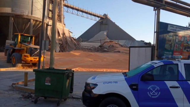 Derrumbe en la empresa Bunge: un operario sigue atrapado (Twitter).