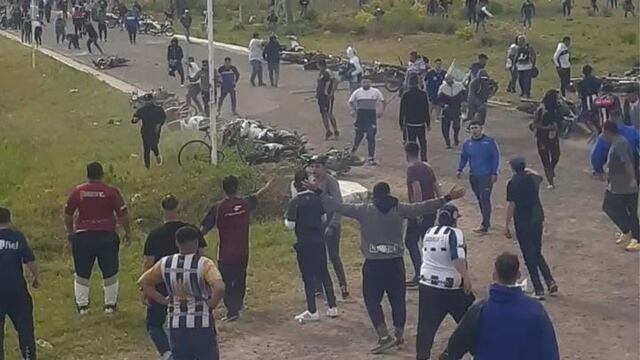 Simpatizantes del Matador se bajaron de los colectivos cuando se encontraron con la protesta.