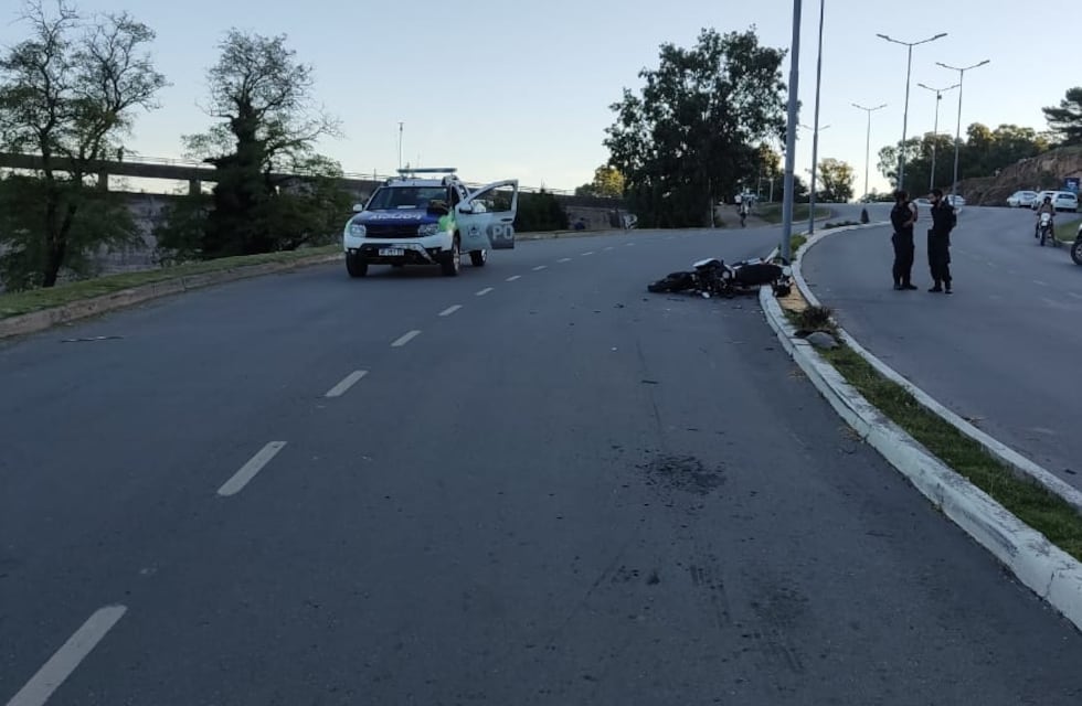Accidente de tránsito en Tandil: dos personas fueron asistidas tras volcar con su moto