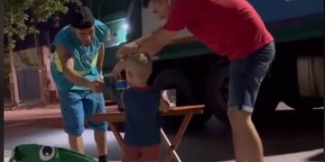 El pequeño de dos años esperó a los trabajadores y les invitó una bebida fresca para paliar el calor.