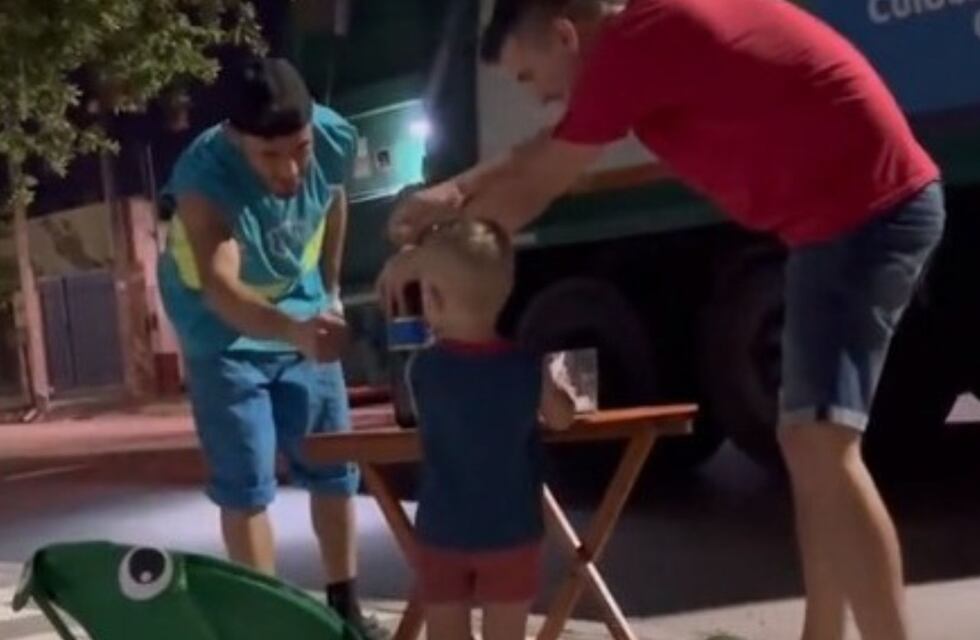 Un pequeño cordobés esperó a los recolectores de basura y los sorprendió con un gesto que se hizo viral