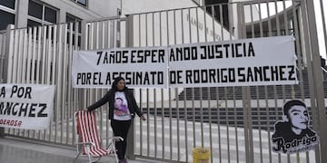 Gabriela encadenada en tribunales