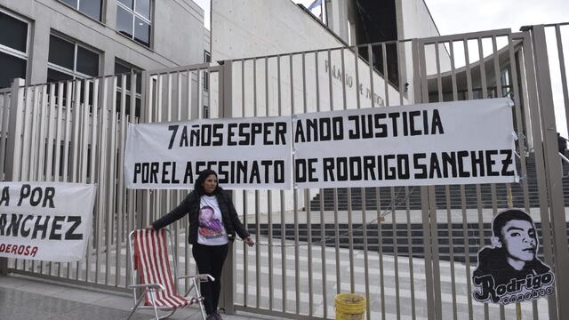 Gabriela encadenada en tribunales