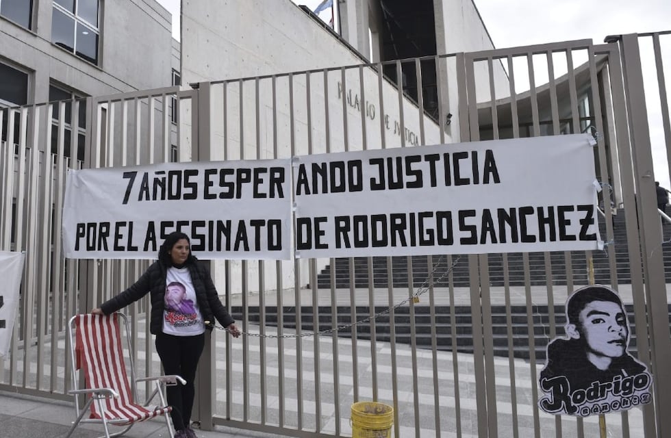 Encadenada a Tribunales de Córdoba, una mujer reclamó por la muerte de Rodrigo Sánchez