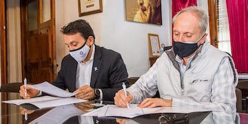Los intendentes de Godoy Cruz, Tadeo García Zalazar y de Gral. San Martín, Raúl Rufei,l suscriben el intercambio de luminarias por forestales. Gentileza MGSM