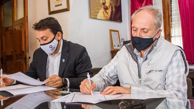 Los intendentes de Godoy Cruz, Tadeo García Zalazar y de Gral. San Martín, Raúl Rufei,l suscriben el intercambio de luminarias por forestales. Gentileza MGSM