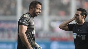 Jorge Carranza cometió una dura falta y vio la tarjeta roja en el San Lorenzo-Instituto.