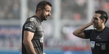 Jorge Carranza cometió una dura falta y vio la tarjeta roja en el San Lorenzo-Instituto.
