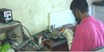 Mauro. En el taller que armó en su casa de Córdoba para trabajar (Captura de video).