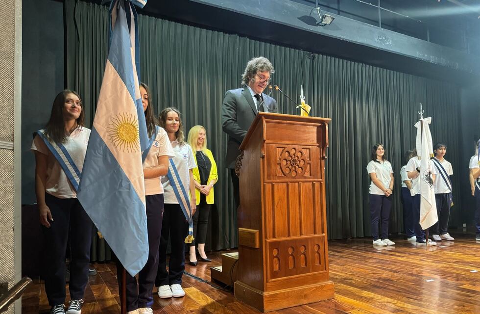 Dos desmayos, defensa de la motosierra y recuerdos de su infancia: así fue el discurso de Milei en su escuela