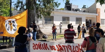 Piden mejores condiciones laborales, salariales y reincorporaciones