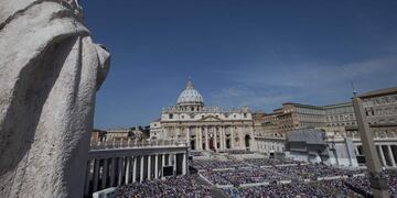 Un hombre entró a la fuerza al Vaticano con su auto, al violentar las puertas. Foto: AP.