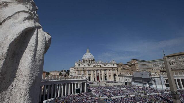 Un hombre entró a la fuerza al Vaticano con su auto, al violentar las puertas. Foto: AP.
