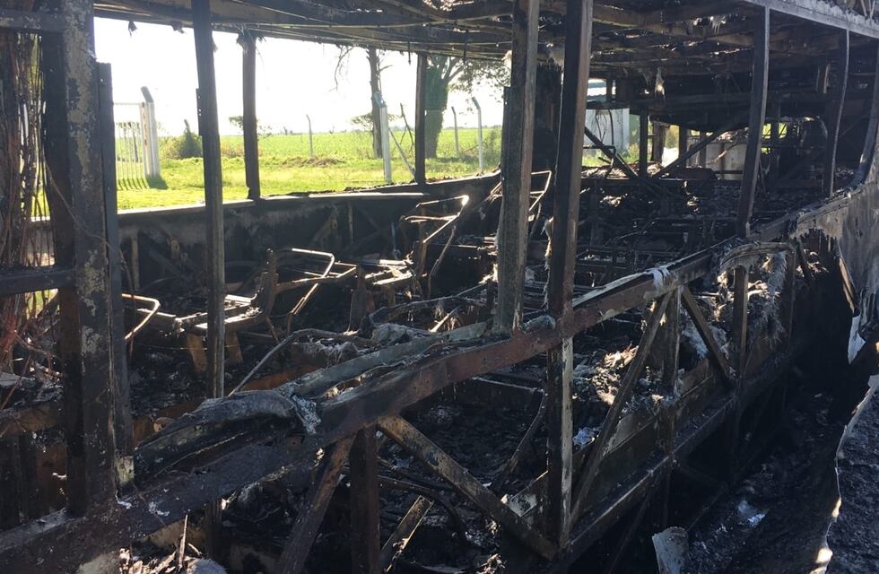 En fotos y video: así fue el voraz incendio que se desató en un colectivo de Córdoba