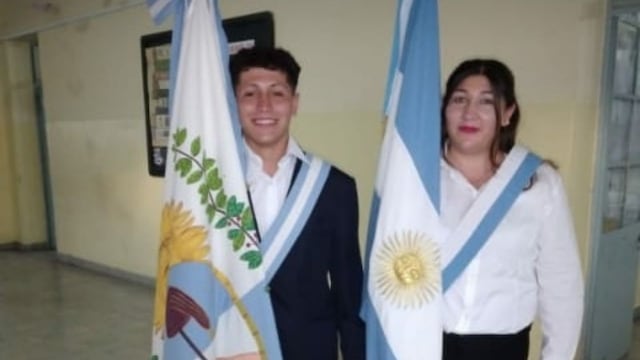 Madre e hijo comparten el orgullo de ser abanderados del mismo CENS.