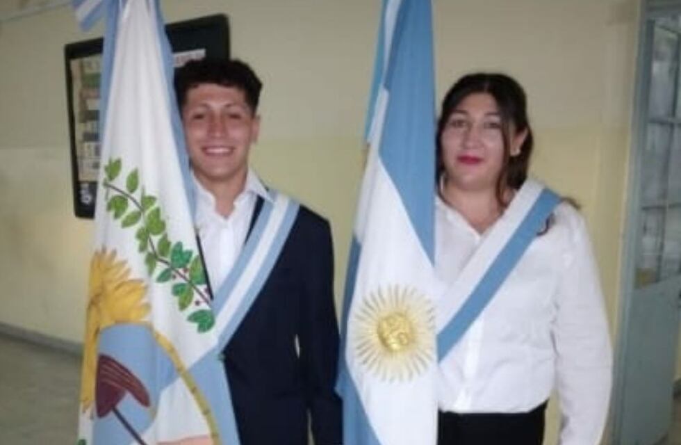 Madre e hijo se propusieron hacer juntos la secundaria y ambos salieron abanderados de un CENS mendocino