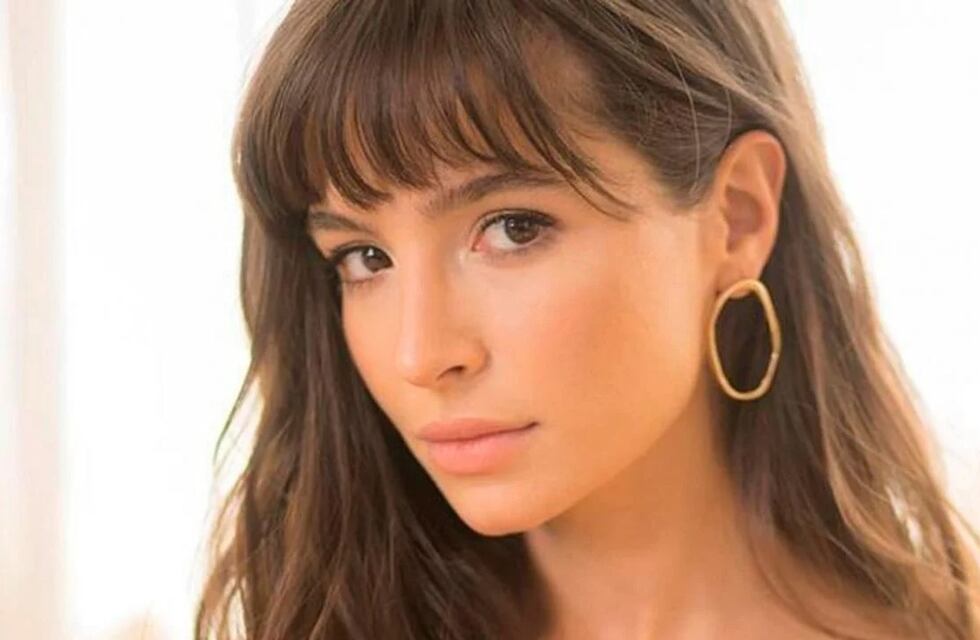 Brenda Asnicar posó en compañía y con un top corto de tiras al estilo “total black”