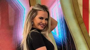 Total denim y top multicolor: Ale Maglietti brilló con un outfit super trendy en el Lollapalooza