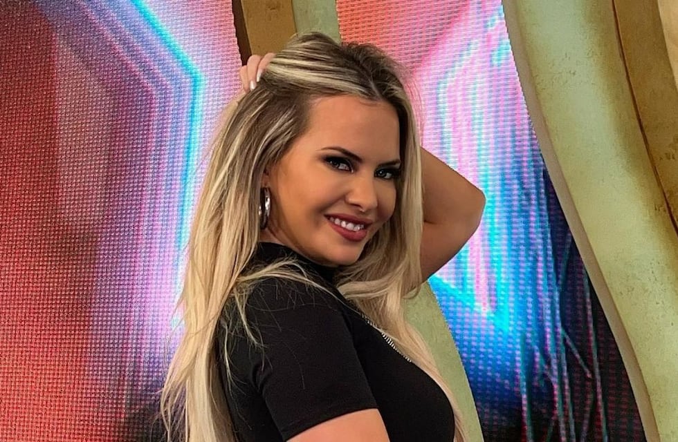 Total denim y top multicolor: Ale Maglietti brilló con un outfit super trendy en el Lollapalooza