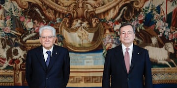 El Presidente de Italia Sergio Mattarella y el nuevo primer ministro Mario Draghi (Foto: GUGLIELMO MANGIAPANE / POOL / AFP)