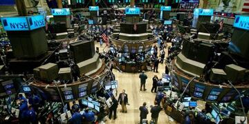 Caen las acciones, los bonos y sube el dólar.