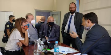 El presidene del tribunal, el juez Néstor Muricio, dialogando con la fiscalía, la querella y la defensa.