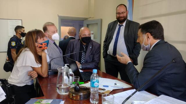 El presidene del tribunal, el juez Néstor Muricio, dialogando con la fiscalía, la querella y la defensa.