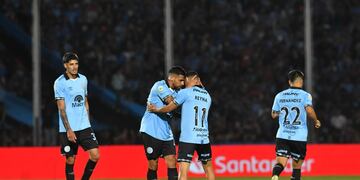 Franco Jara felicita a Bryan Reyna luego de la asistencia que le dio en el partido ante Defensa y Justicia en Alberdi (Facundo Luque / La Voz).