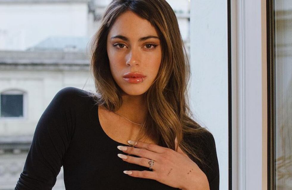 Tini Stoessel compartió una fotografía en mono rosa y con muchas aberturas que encantó a sus fans