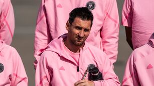 Lionel Messi posa para una foto tras su llegada al Aeropuerto Internacional de Hong kong, el viernes 2 de febrero de 2024.