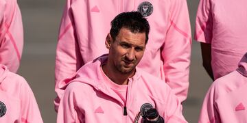 Lionel Messi posa para una foto tras su llegada al Aeropuerto Internacional de Hong kong, el viernes 2 de febrero de 2024.