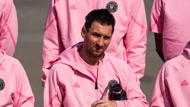 Lionel Messi posa para una foto tras su llegada al Aeropuerto Internacional de Hong kong, el viernes 2 de febrero de 2024.