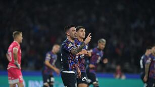 Michael Santos puso el 1 a 0 para Talleres. Alcanzó a Pablo Vegetti en la actual Liga, y a un goleador histórico de los dos clubes (Facundo Luque / La Voz).