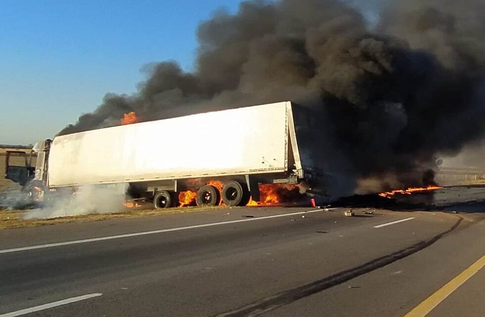 Susto en Colonia Caroya: chocaron tres camiones y uno se prendió fuego